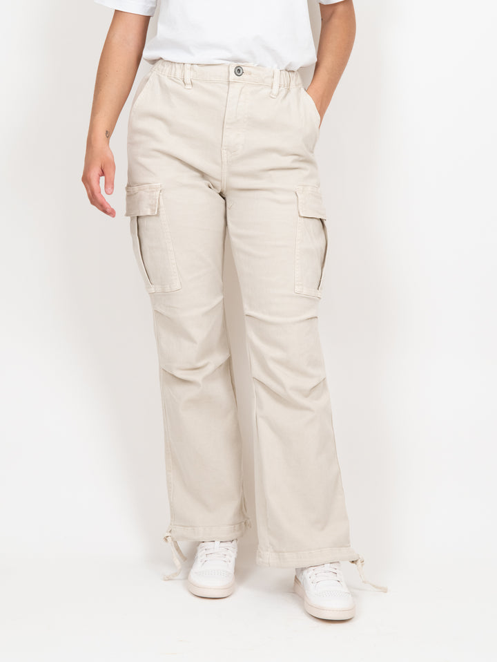 Pantalone cargo in cotone color burro con fondo ampio