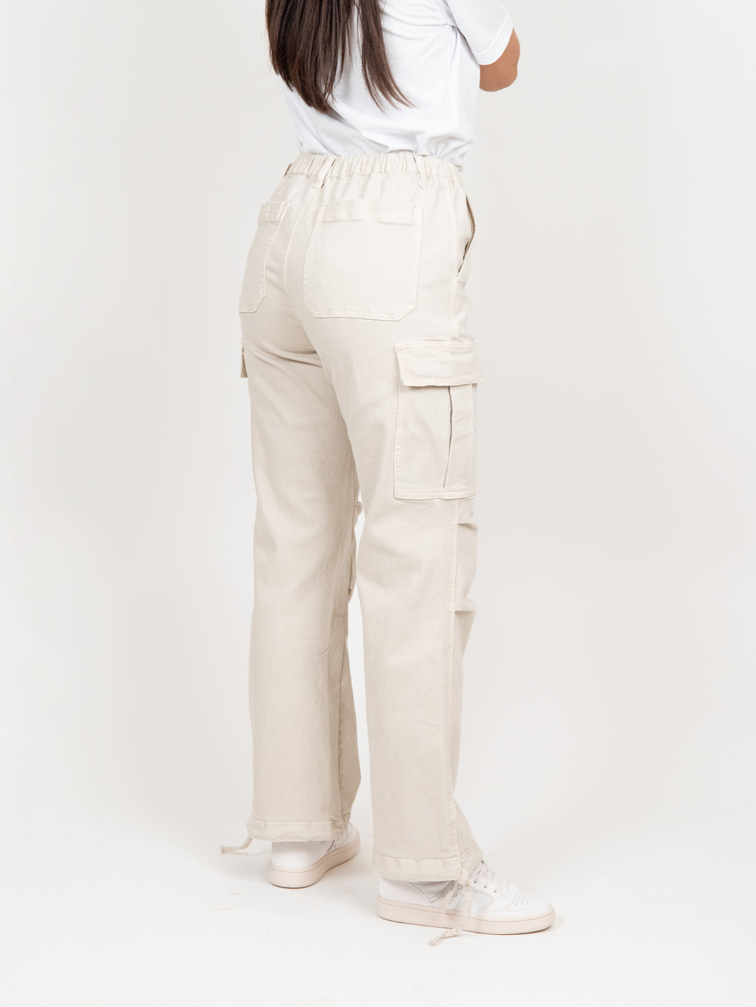 Pantalone cargo in cotone color burro con fondo ampio