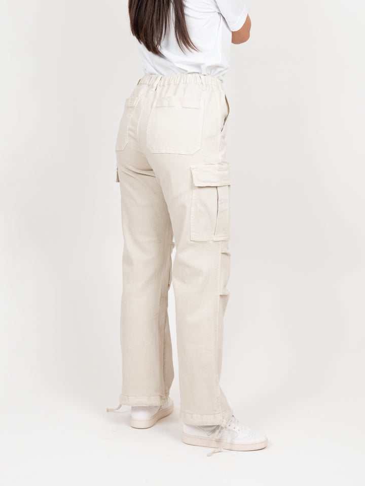 Pantalone cargo in cotone color burro con fondo ampio