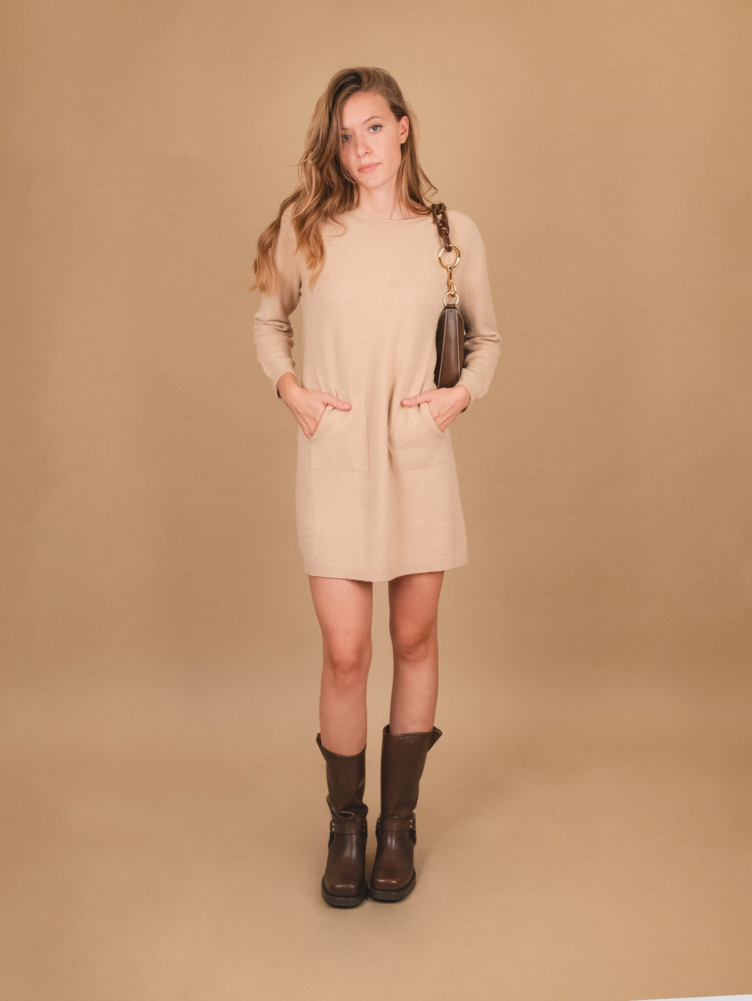 MAGLIA ABITO CON TASCHE E SCOLLO A BARCHETTA BEIGE - Abito - Andrea Morando Boutique - 